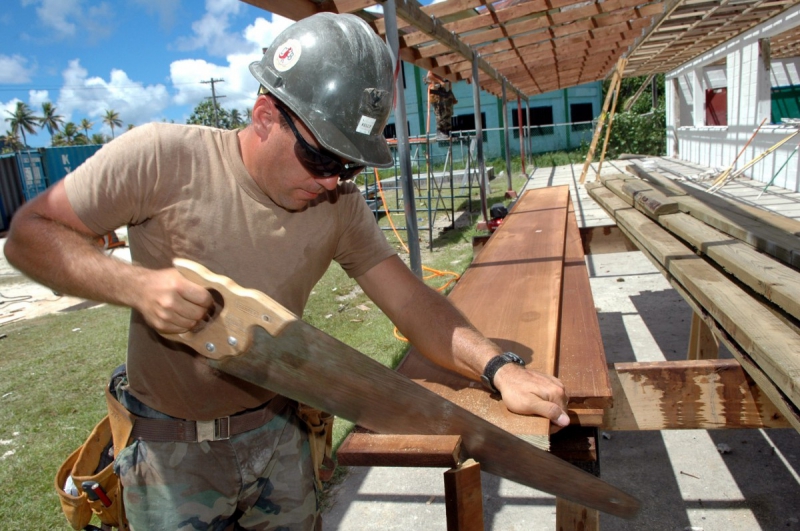 ebeniste-GRIMAUD-min_worker_construction_building_carpenter_male_job_build_helmet-893290